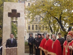 8. новембар 2014. Потпредседник Народне скупштине Верољуб Арсић на свечаном отварању и освећењу спомен-обележја на месту некадашње будимске српске Саборне цркве у Будимпешти